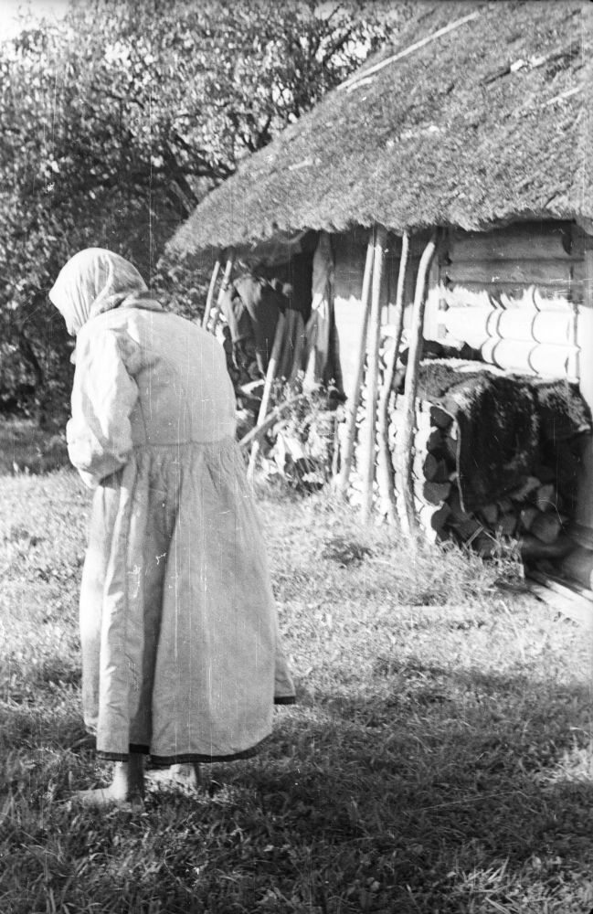 I.Soop oma leeriaegses muhu vammuses Nio talu õuel.