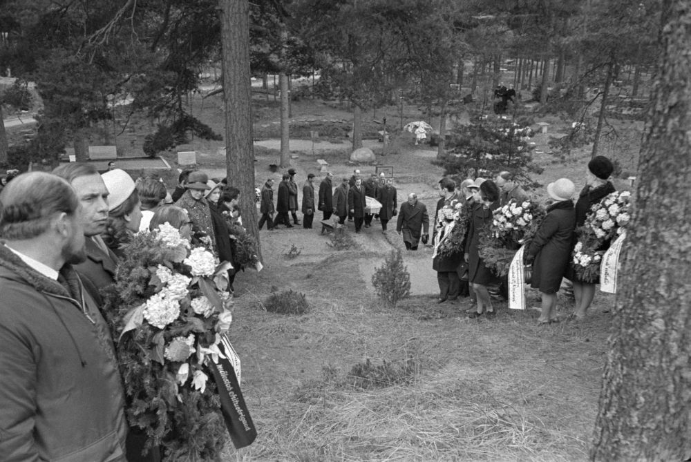 ERVM direktori Olimpi Korzjukovi matused, matuserongkäik Metsakalmistul.