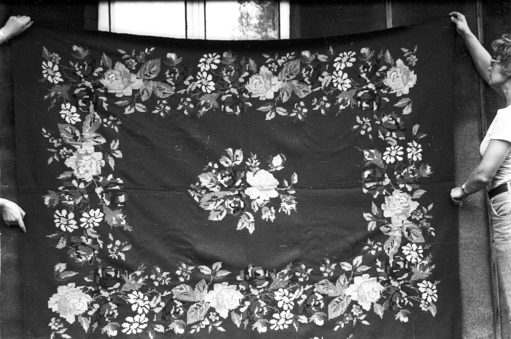 Ristpistes tikitud tekk.