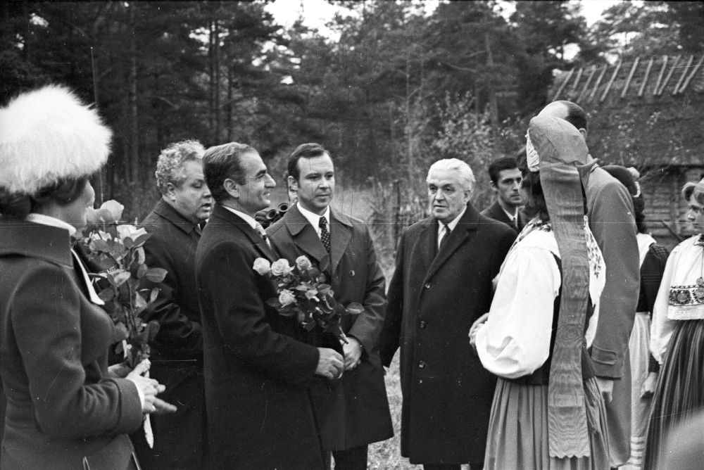 Iraani šahhi Mohammed Reza Pahlavi ja šahhinna Farah Pahlavi külaskäik Eesti Vabaõhumuuseumi.