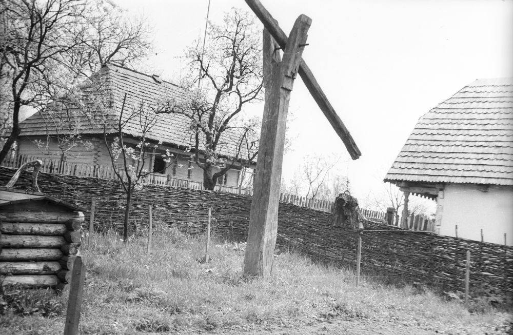 Užgorodi vabaõhumuuseum, Mukatševo rajooni hooned, punutud aed ja kooguga kaev.