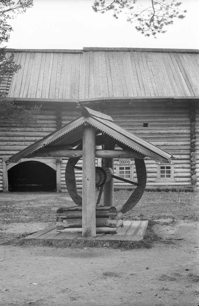 Arhangelski Puitarhitektuuri Muuseum, kaev Kargopoli keskmiku õuel.