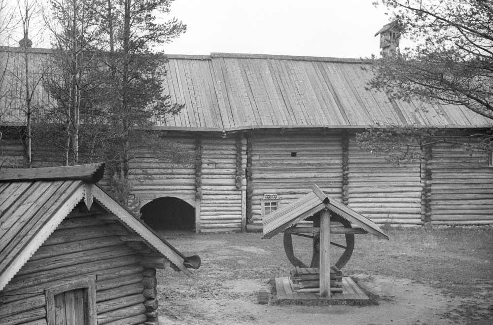 Arhangelski Puitarhitektuuri Muuseum, kaev Kargopoli keskmiku õuel.