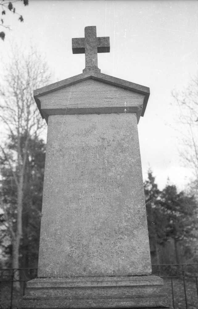 Vabadussõjas langenute mälestusmärk Risti kiriku kalmistul.