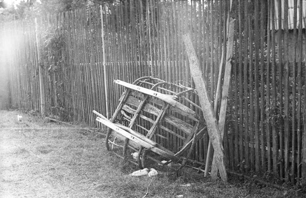 Kokaregi Uuepõllu talu teivasaia najal.