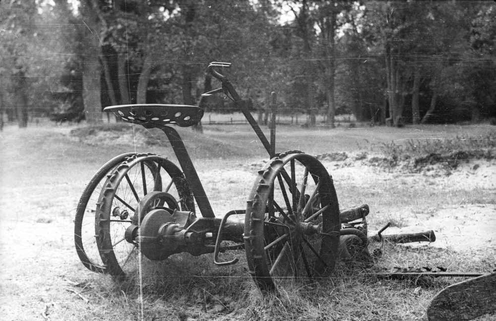 Niidumasin Uuepõllu talu õuel.