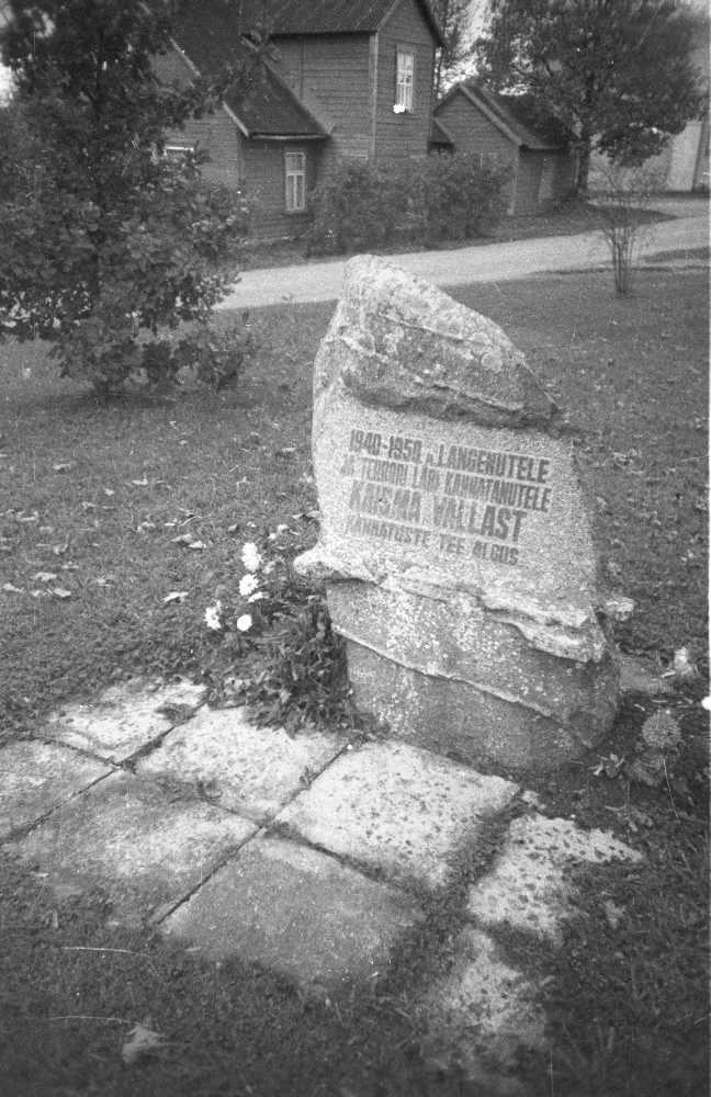 Mälestuskivi Kaisma valla langenutele ja terrori läbi kannatanutele endise pritsikuuri platsil Kergu külas.