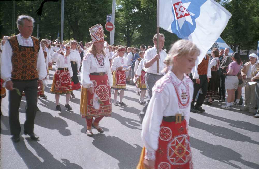 XXIII üldlaulupeo rongkäik Tallinnas 3.juulil 1999.a., peolised Saaremaalt.