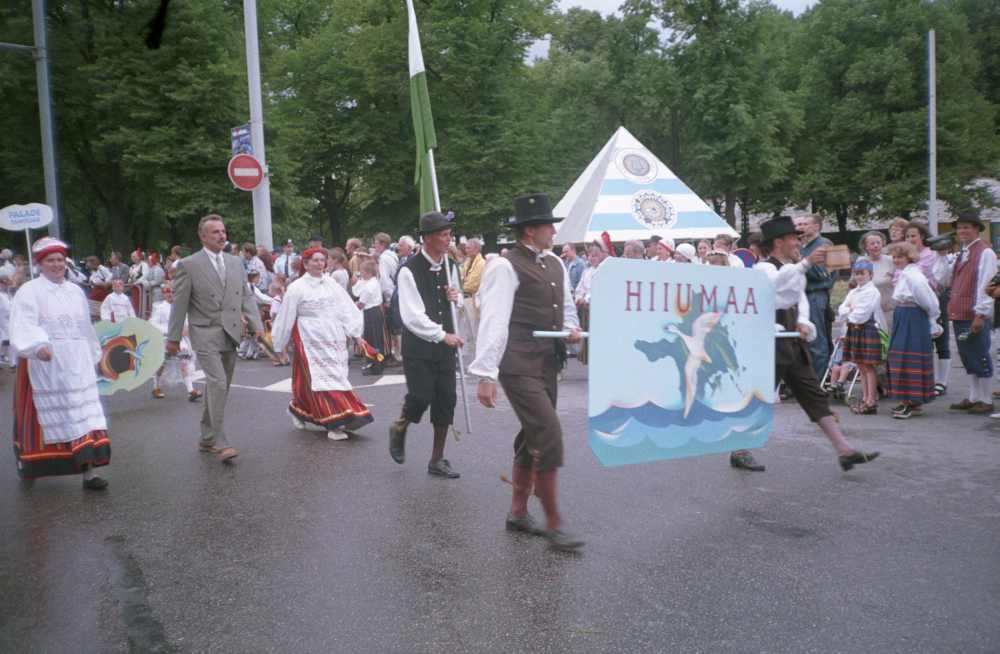 XXIII üldlaulupeo rongkäik Tallinnas 3.juulil 1999.a., peolised Hiiumaalt.