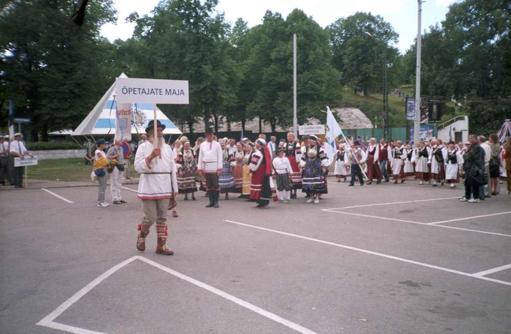 XXIII üldlaulupeo rongkäik Tallinnas 3.juulil 1999.a., Tallinna Õpetajate Maja setu folklooriansambel "Sõsarõ" ja Sulev Mäeväli.