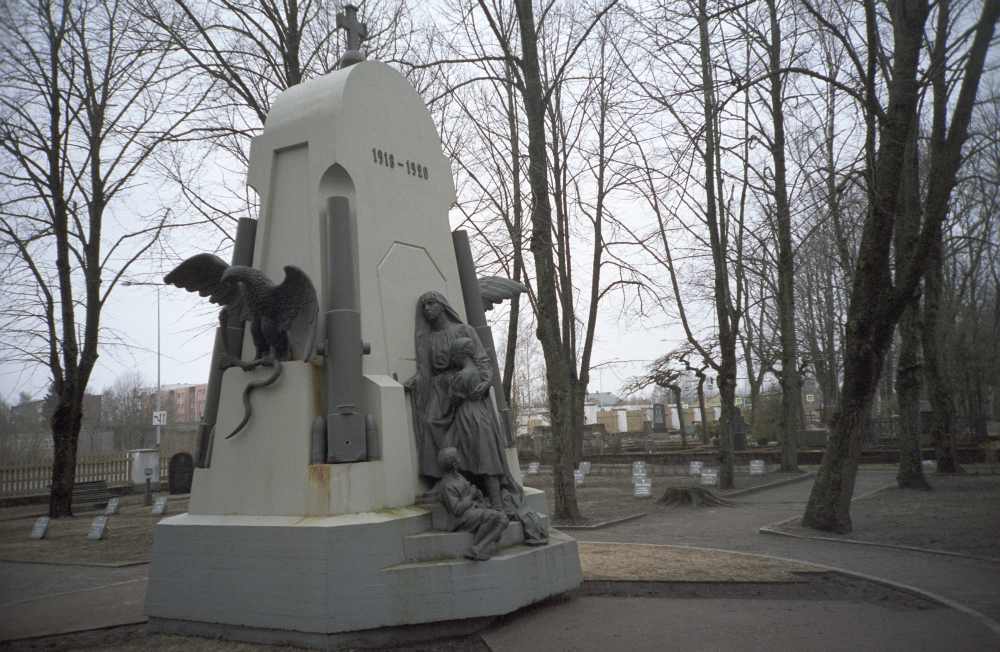 Vabadussõja monument Pärnus Alevi kalmistul