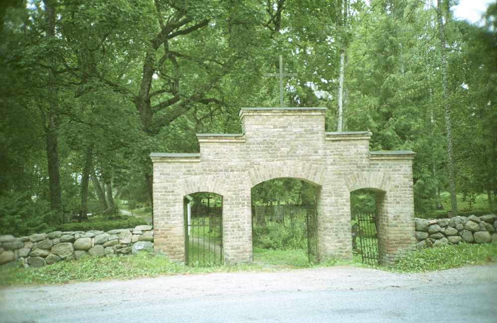 Koeru kalmistu väravad