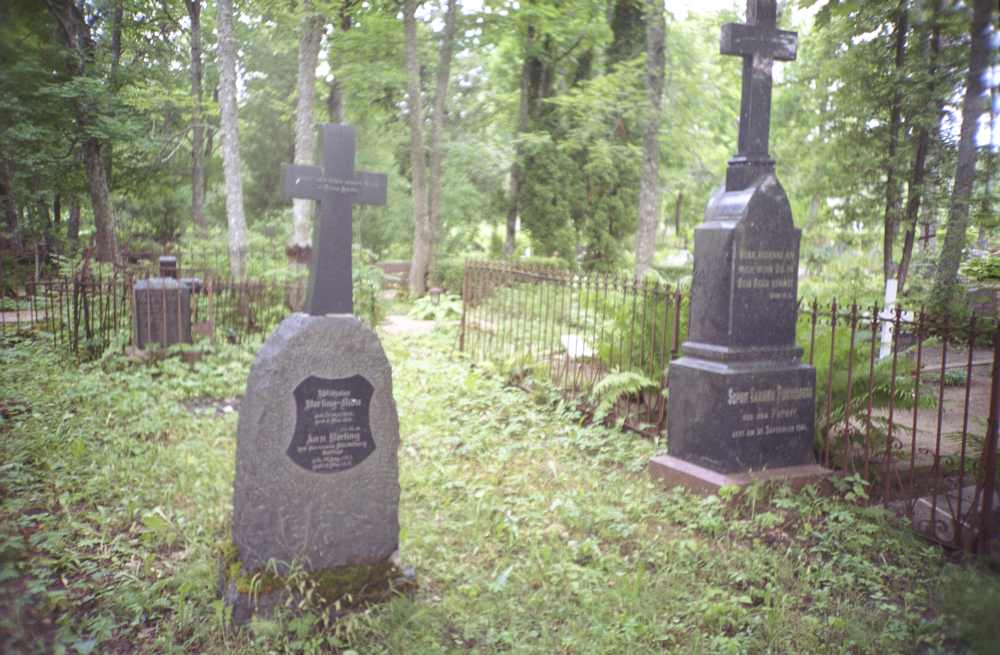 Kiviristid Raasiku kalmistul