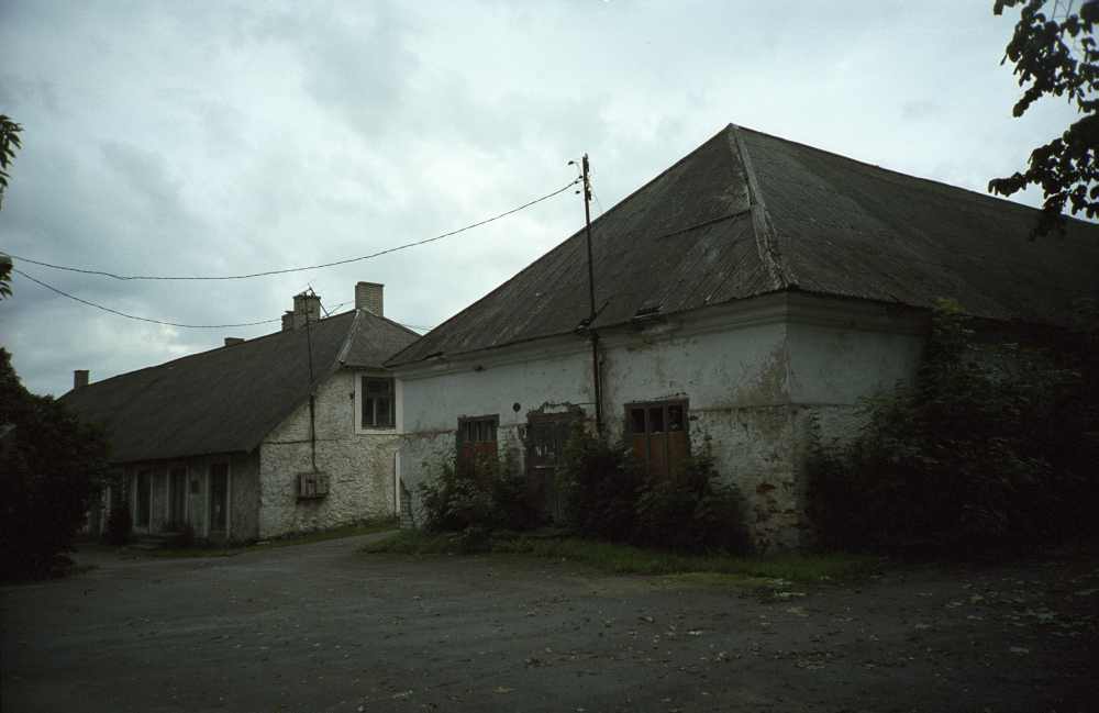 Alavere mõisa tall ja ait