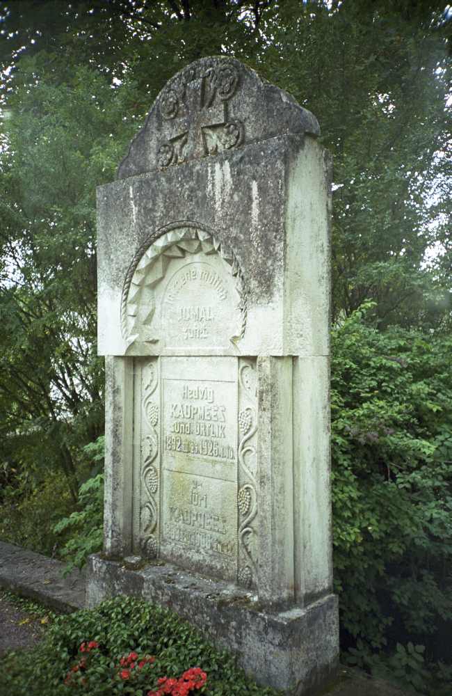 Kose arst Jüri Kaupmehe ja tema naise Hedvigi hauasammas Kose kirikaias