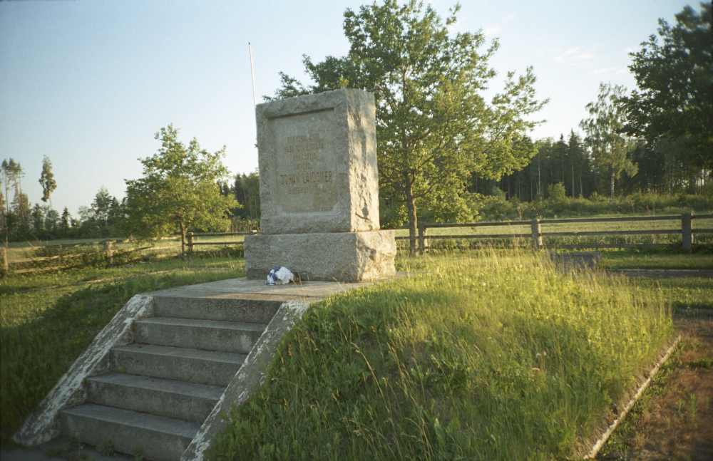 Mälestuskivi Viiratsi vallas Vardja külas Raba talu asukohal, kus 12. veebruaril 1884 sündis Johan Laidoner