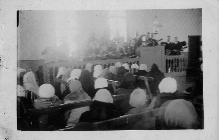 Jumalateenistus Nurste kabelis. Mängib keelpilliorkester.