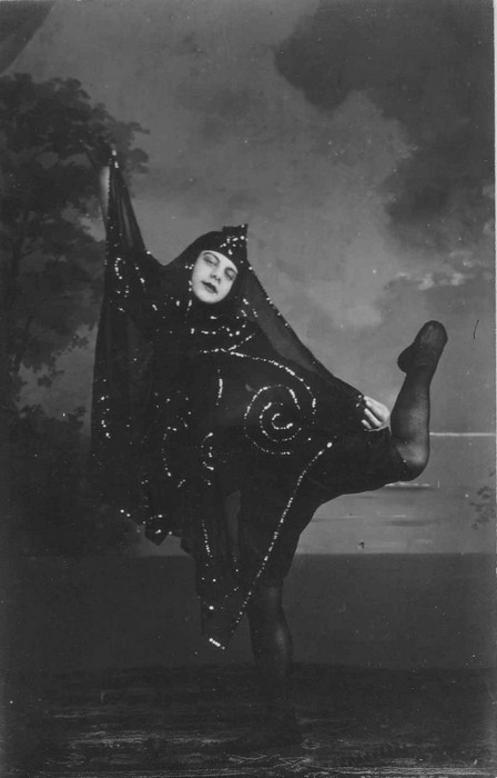 Ateljeefoto. Harald Põder esinemiskostüümis