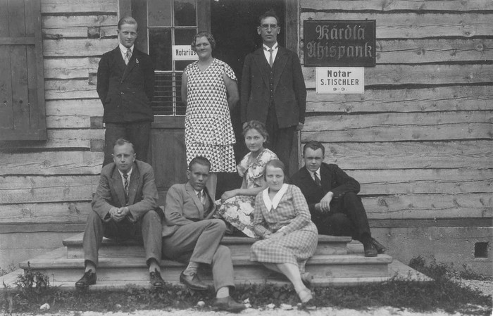 Kärdla Ühispanga ees