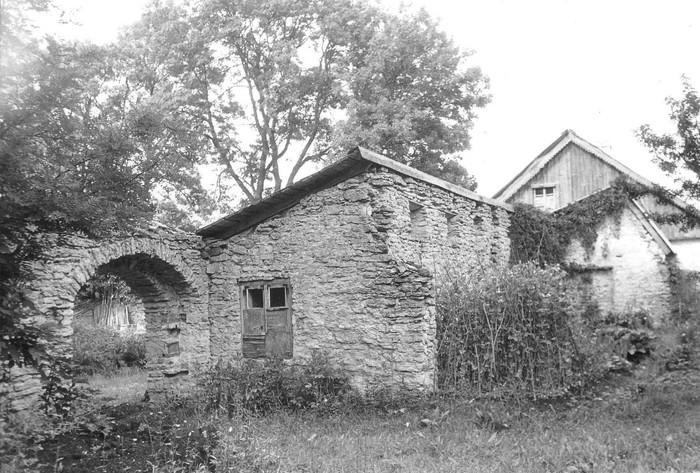 Kassari mõisa kärnerimaja. Otsavaade