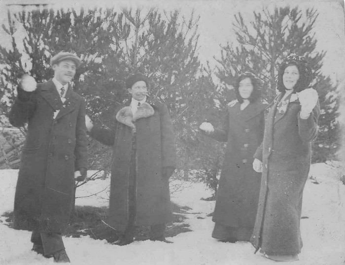 Talvel. Kaks meest ja kaks naist,lumepallid käes