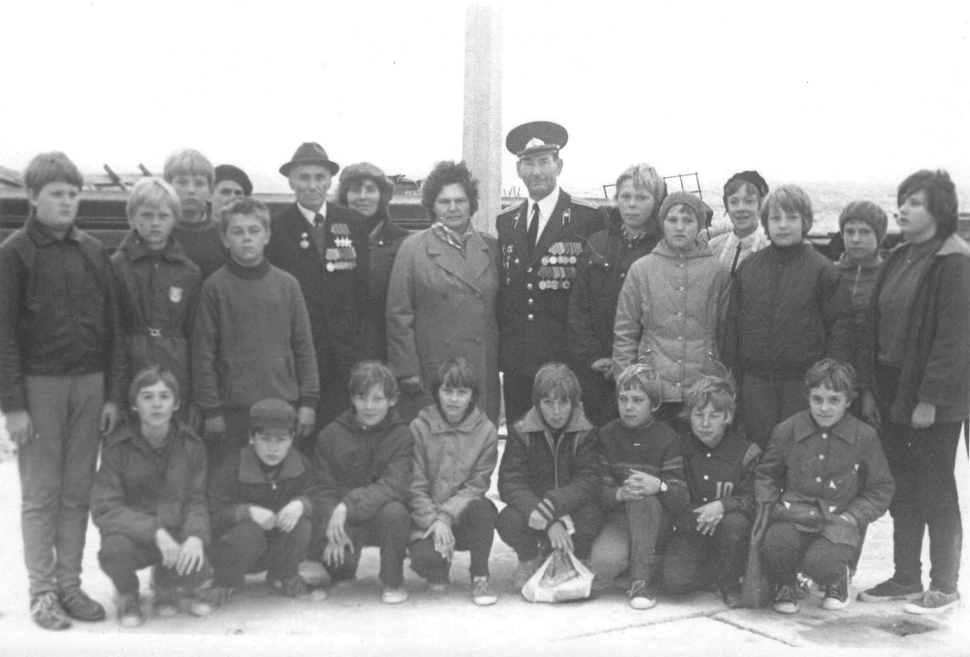 Emmaste kooli pioneerid sõjaveteranidega Lehtma sadamas