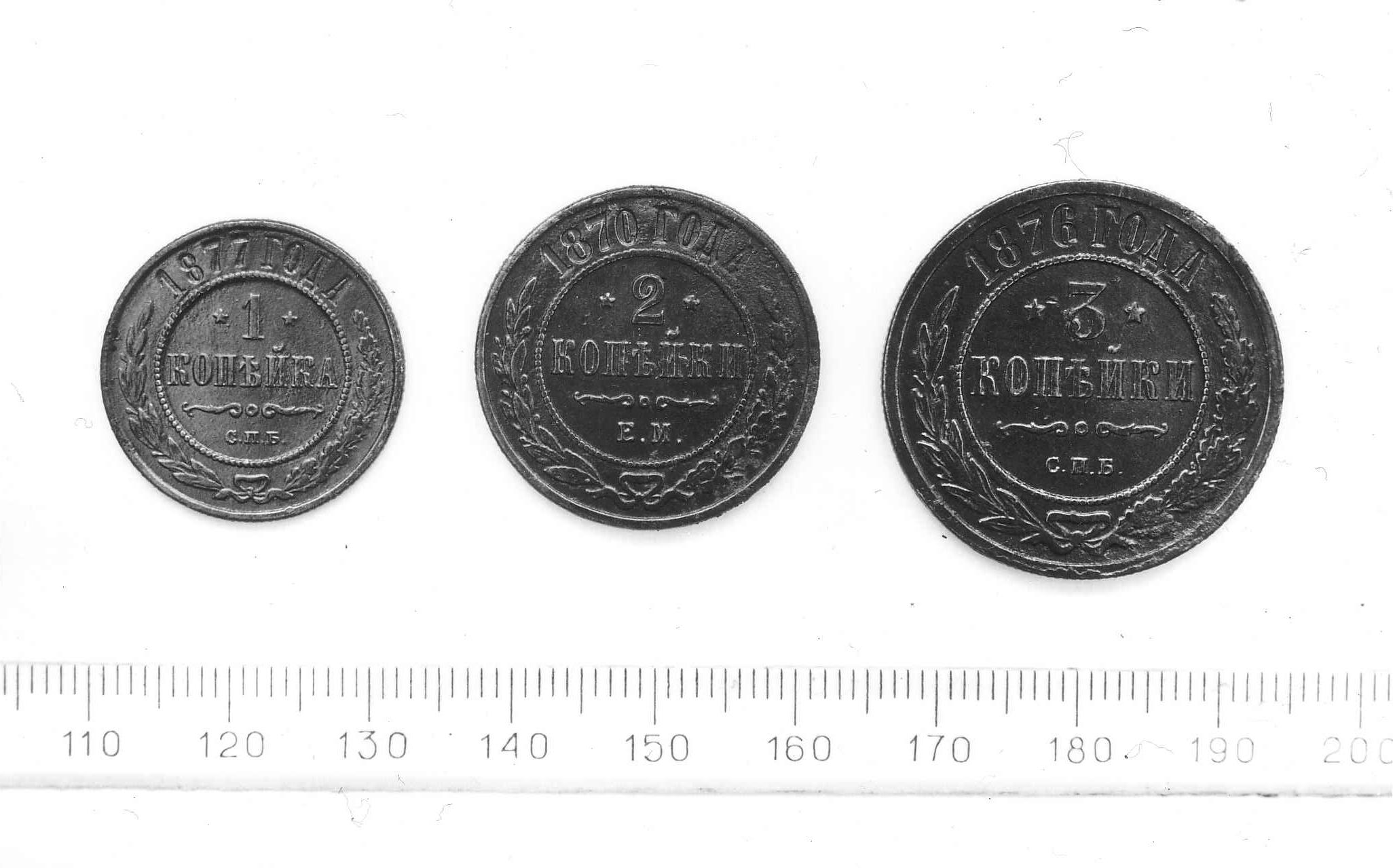 Käina kiriku leiumaterjal. Tsaari-Venemaa mündid (revers):1-kopikaline 1877a., 2-kopikaline 1870 a. ja 3-kopikaline 1876 a.