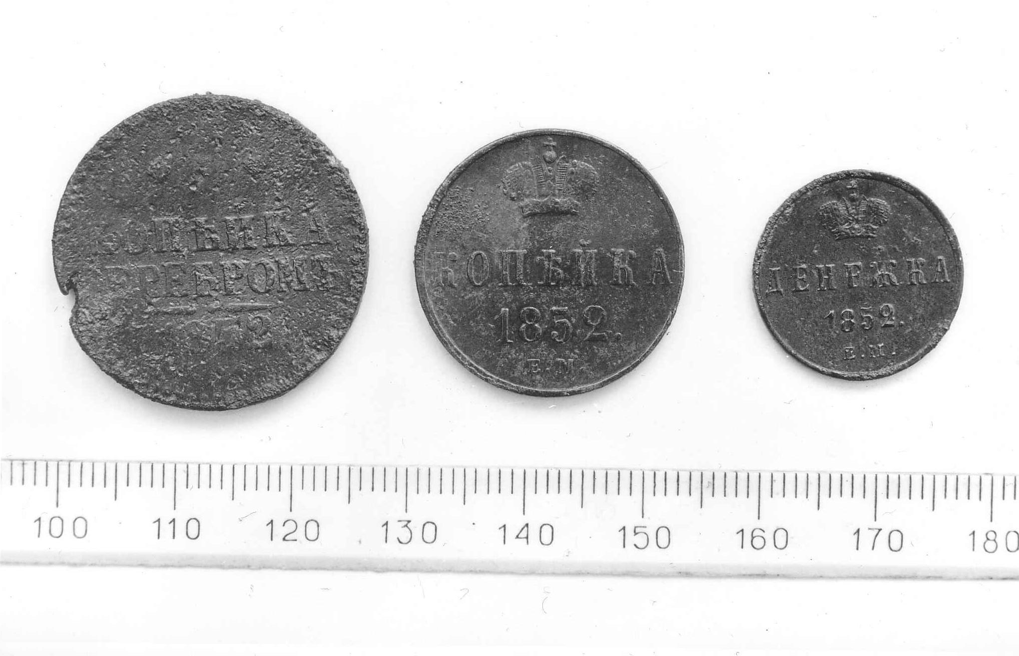 Käina kiriku leiumaterjal. Tsaari-Venemaa mündid (revers): 1-kopikalised (1852) ja denežka (1852)