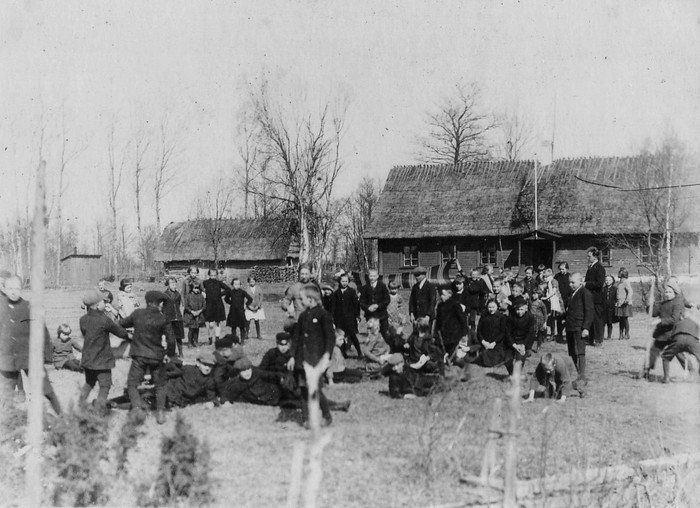 Vahetund Leisu vana kooli õuel