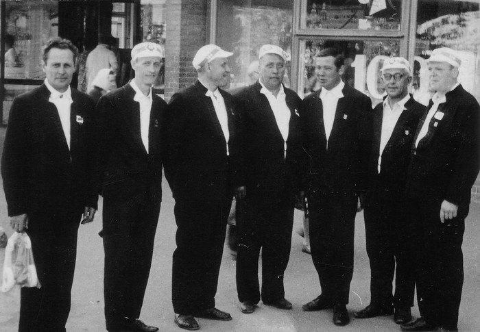 Kärdla meeskoori lauljad juubelilaulupeol Tartus