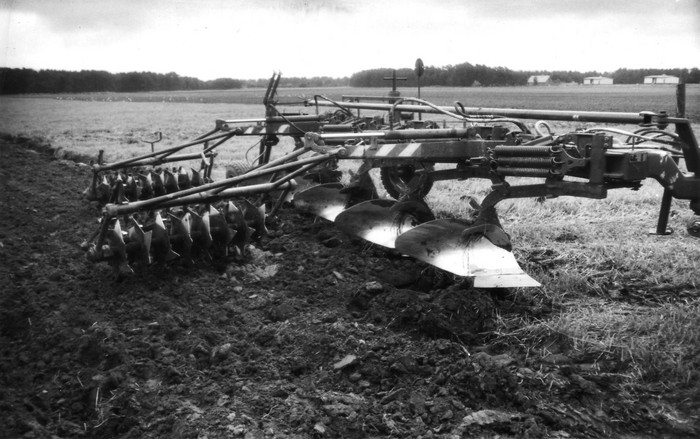 Sõpruse kolhoosi traktor T-150 kündmas Paja põllul Kassaris