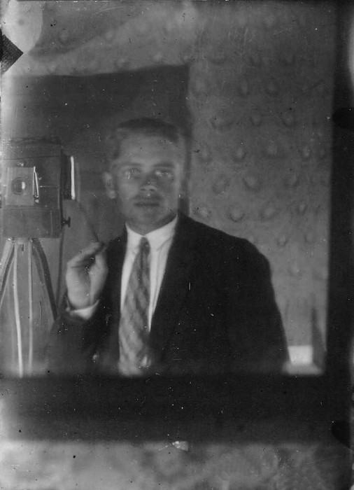 Klaasnegatiiv. Fotograaf Robert Mägi portree koos fotoaparaadiga peeglis