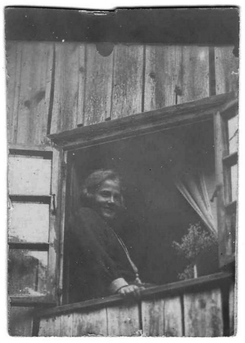 Klaasnegatiiv. Naine avatud aknal