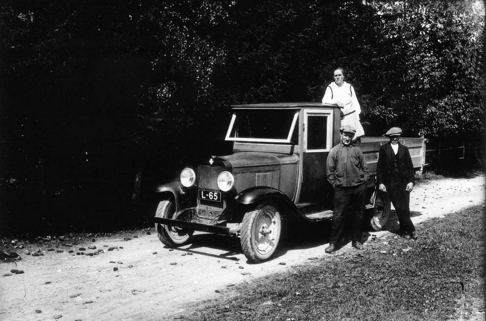 Klaasnegatiiv. Veoauto (L-65) maanteel, juures 3 inimest