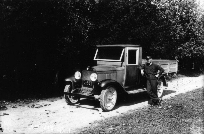 Klaasnegatiiv. Veoauto (L-65) maanteel, kõrval seisab mees (arvatavasti omanik Pahk)