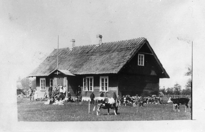 Maja (kool?) Ühtris. Õues lapsed, lehmad