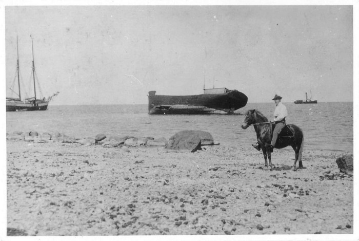 Ratsanik (Helmut Masing) hobusega Kärdla rannas