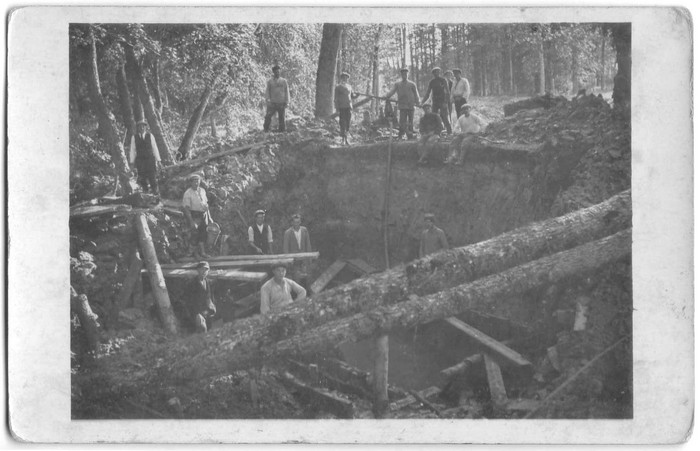 Fotopostkaart.  Värssu küla mehed metsas sügava kaeve juures
