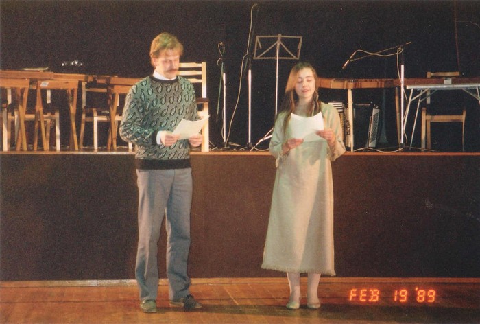 Soome Virolahti valla delegatsiooni külaskäik Hiiumaal 18.-20.02.1989.a.
Sõprusõhtu Männamaa klubis. Lava ees õhtu juhid Jaanus Kõrv ja Mare Murumets