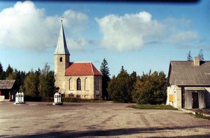 Foto Paluküla kirik ja bensiinijaam