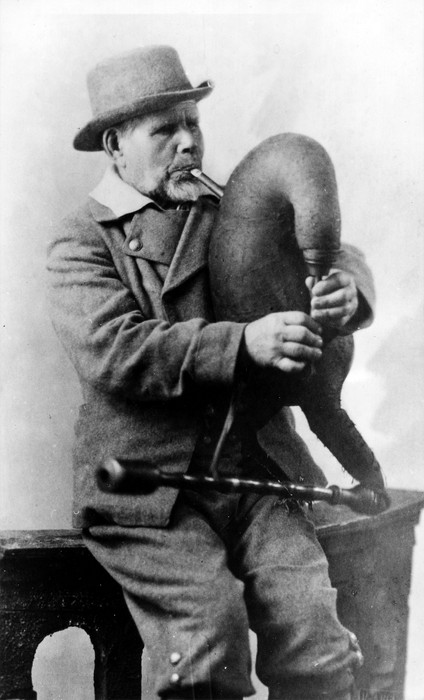 Fotokoopia. Torupilli Juss mängimas