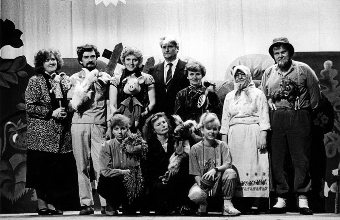 Grupifoto Käina valla teatritrupist etenduse "Naerilugu" järel