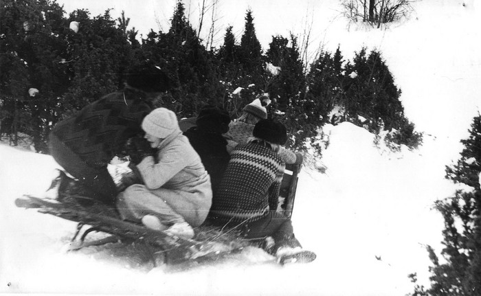 Foto. EPT töötajate vastlasõit vana reega