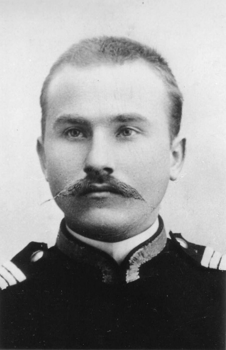 Portreefoto. Kärdla postkontori töötaja Gustav Norviit