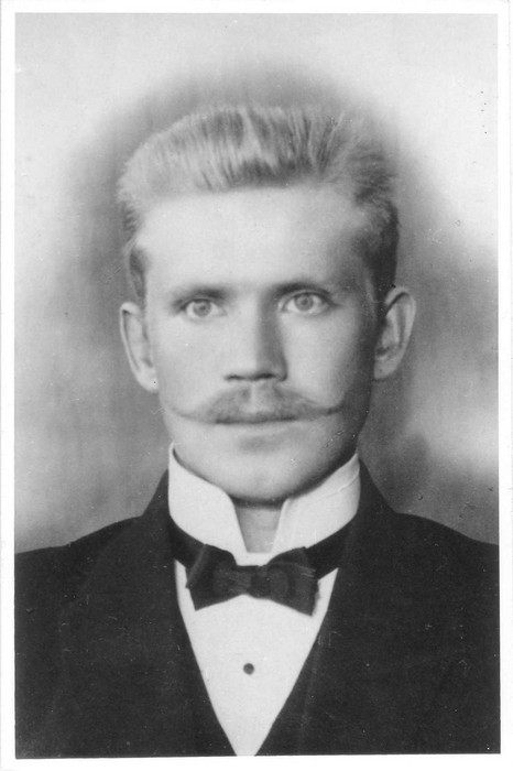 Portreefoto. Kärdla postiametnik Mihkel Lauri