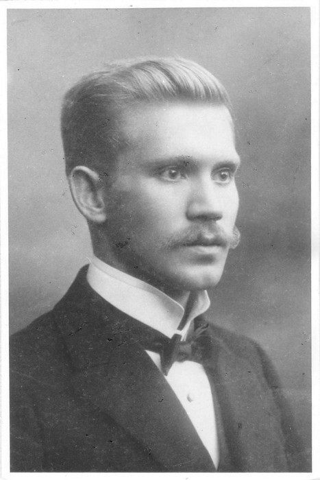 Portreefoto. Kärdla postiametnik Mihkel Lauri