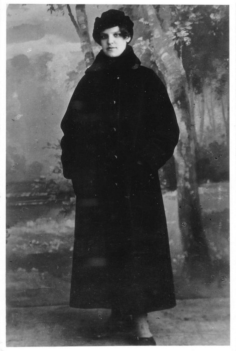 Ateljeefoto. Marie Sõlg seismas üleriietes