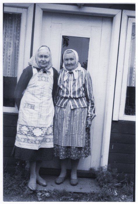 Tärkma k Peedu t (Telliskivi) ukse ees, vasakul Amalie Tärk