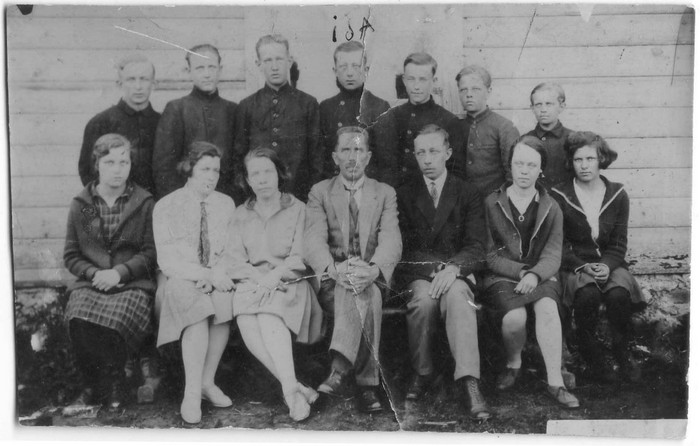 Grupifoto. Reigi 6-kl. algkooli VI klassi õpilased ja õpetajad 1928/29 õ.a. (8.lend)