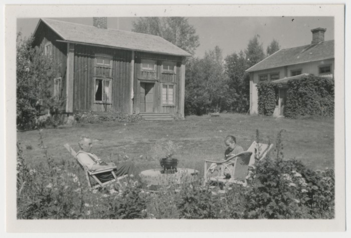 Foto. Mihkel Sergo abikaasaga Kallstas koduõuel1948